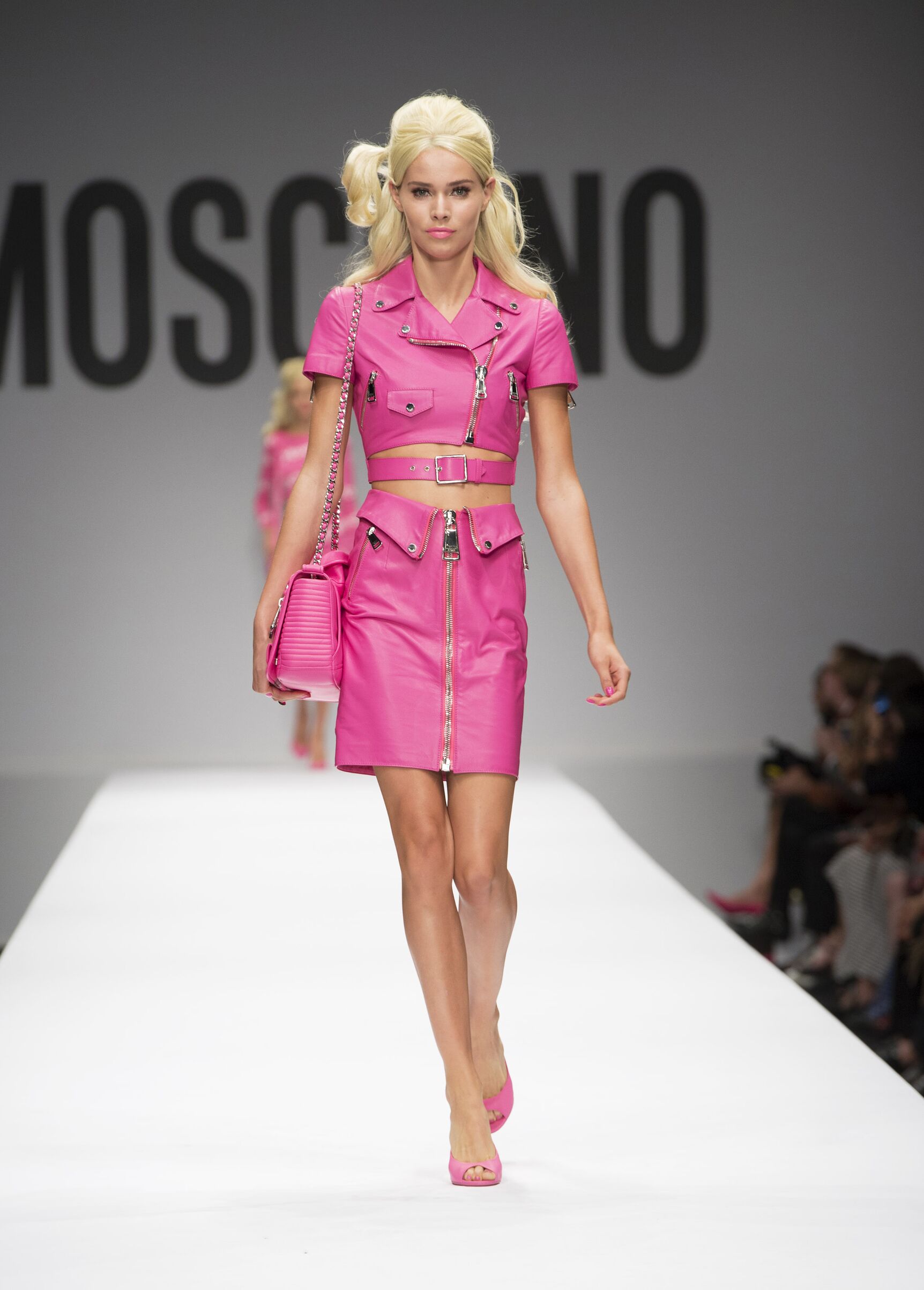 Moschino-Woman-Milan-Fashion-Week-Barbie 1d81b
