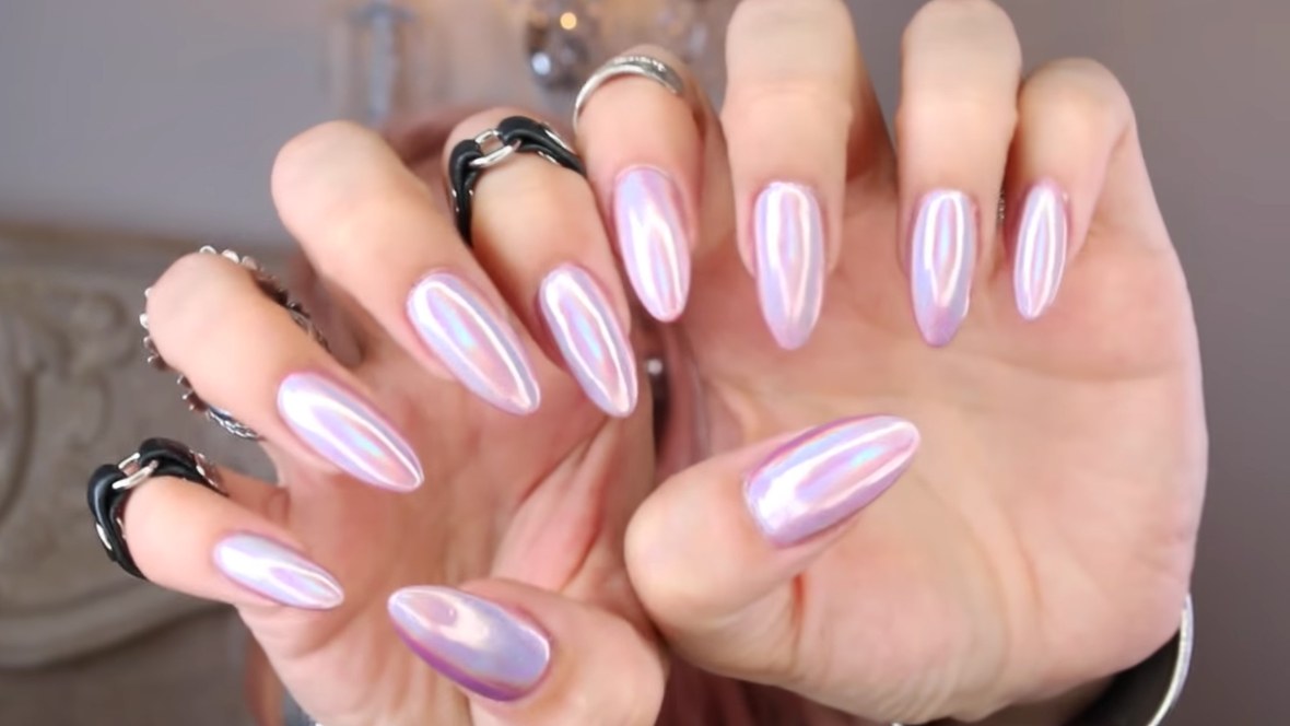 holographic nails trend sto manicure