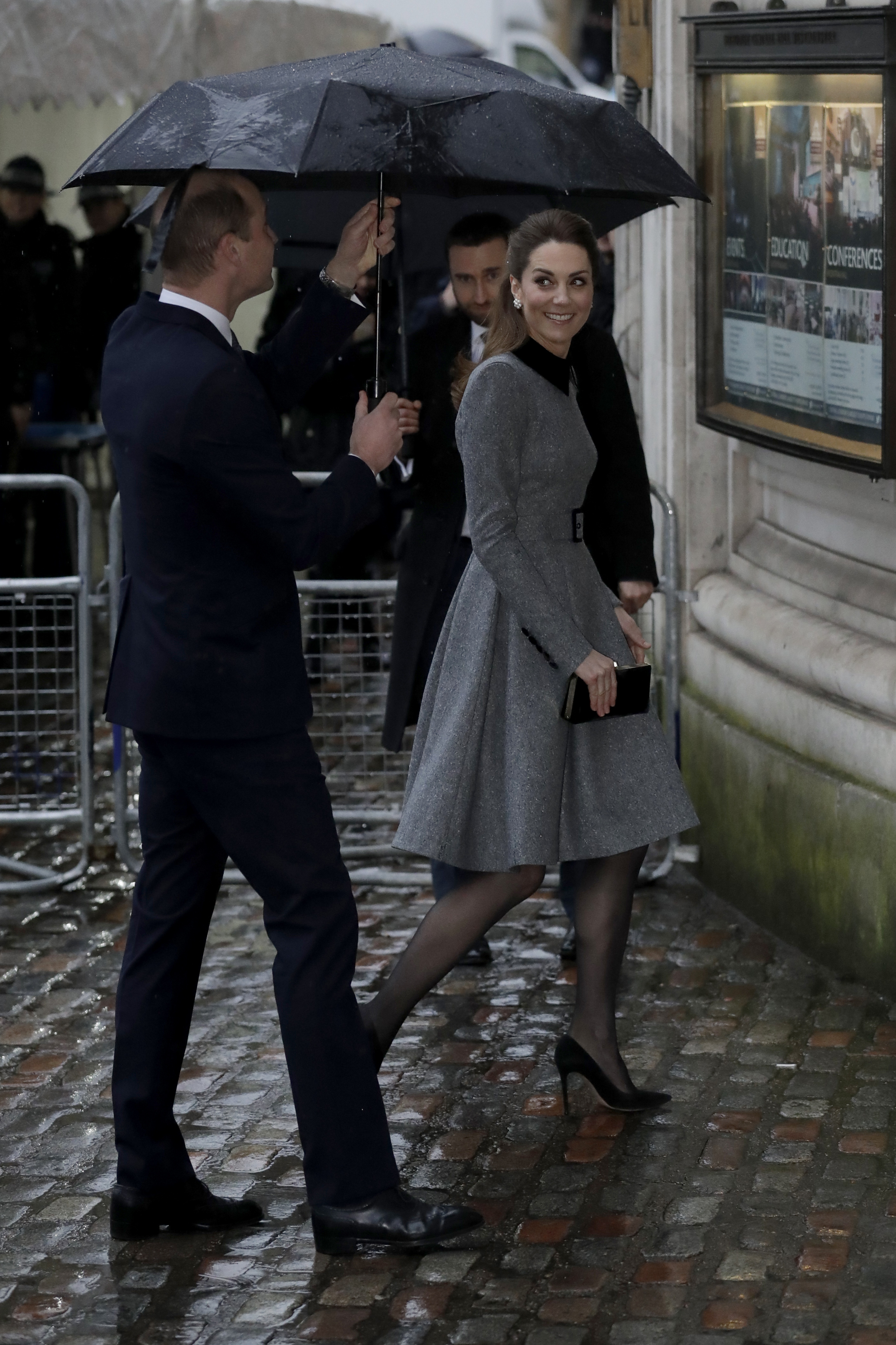 Mία μέρα που έβρεχε καταρρακτωδώς η Kate Middleton έκανε μία πολύ τολμηρή κίνηση και φόρεσε...