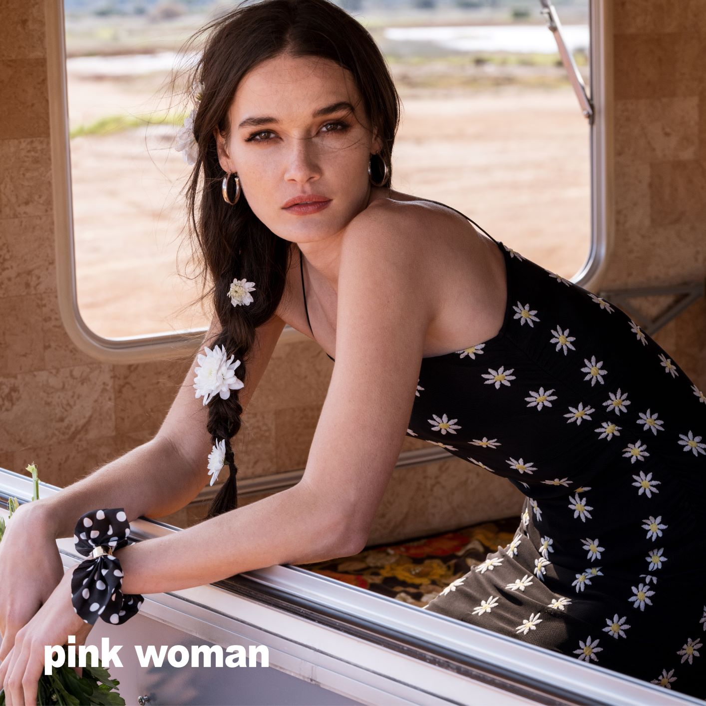 H Pink Woman εμπνέεται από τη δυναμική, σύγχρονη γυναίκα και παρουσιάζει την πιο κομψή συλλογή της