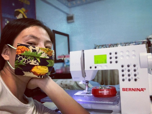 Σπουδάστριες μόδας κατασκευάζουν μάσκες στη μάχη ενάντια στον Κορονοϊό