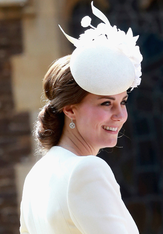 Να, γιατί η Kate Middleton φοράει συνήθως καπέλο κατά την αποβίβαση από το αεροπλάνο…