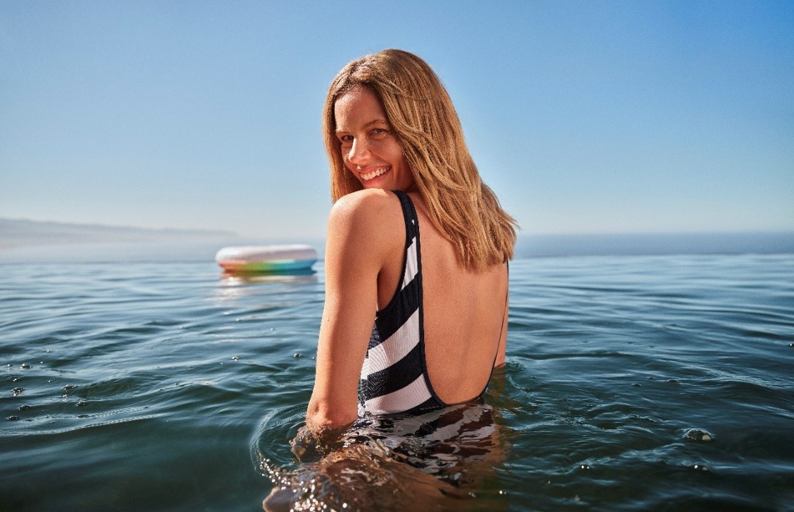 Στη swim συλλογή Tommy Hilfiger θα βρεις τα πιο iconic μαγιό του φετινού καλοκαιριού