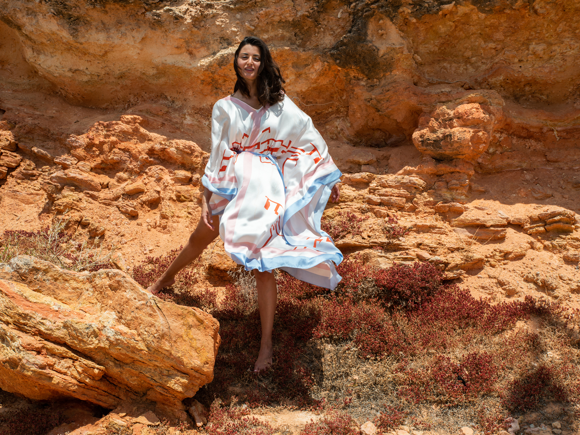 Ένα ελληνικό sustainable brand δημιουργεί τα πιο κομψά μαντήλια και resortwear της χρονιάς