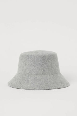 Το καπέλο της Emily Ratajkowski είναι key item για τις χειμερινές μας εμφανίσεις