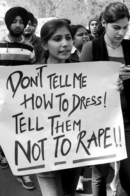 «Mήπως φορούσατε mini;»: Τα ρούχα των θυμάτων δεν είναι ποτέ ένοχα, οι βιαστές είναι