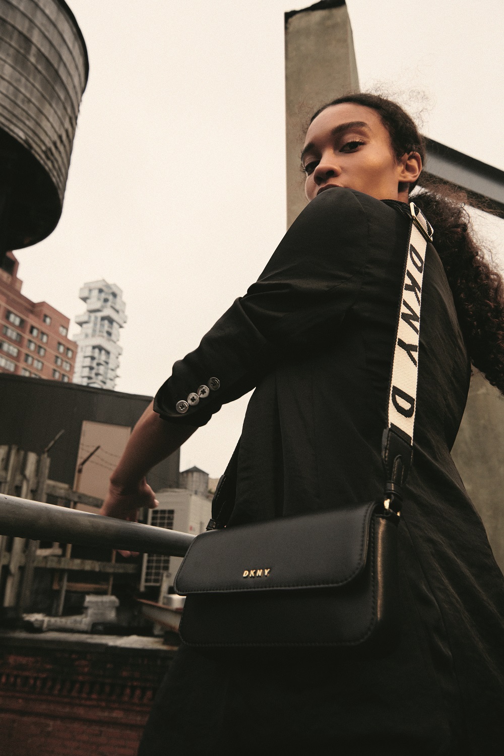 City Girl: Η νέα συλλογή DKNY είναι ένα κομψό οδοιπορικό στο σύγχρονο sporty chic στυλ