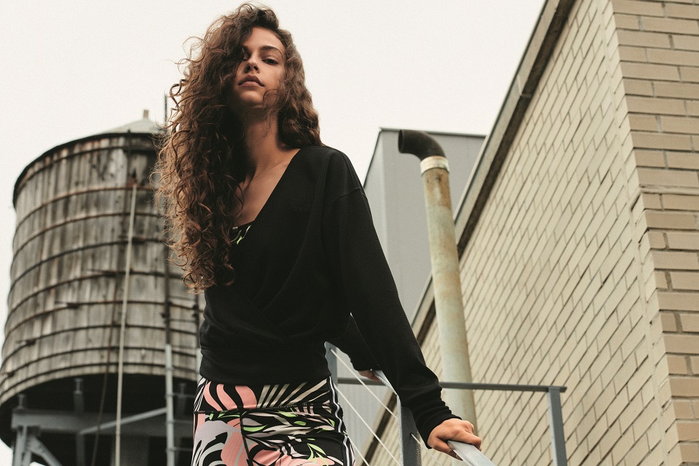 City Girl: Η νέα συλλογή DKNY είναι ένα κομψό οδοιπορικό στο σύγχρονο sporty chic στυλ