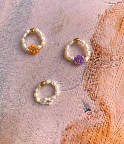 Τα κοσμήματα με σχέδια λουλουδιών είναι το μόνο jewelry trend που χρειάζεται να ξέρεις φέτος