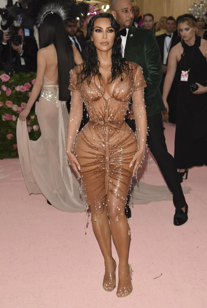 Πώς η Kim Kardashian εξελίχθηκε από βοηθός της Paris Hilton σε σταρ που ορίζει τις τάσεις της μόδας