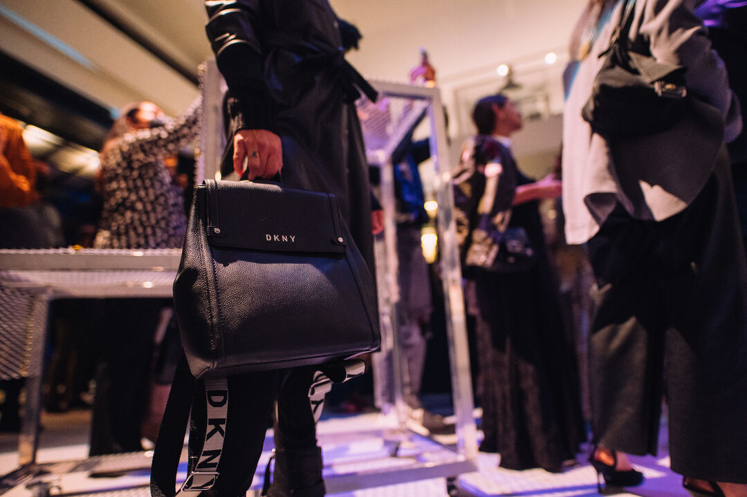 Φαντασμαγορικό fashion event του νεοϋορκέζικου brand DKNY, που ανανεώνεται και επανατοποθετείται!