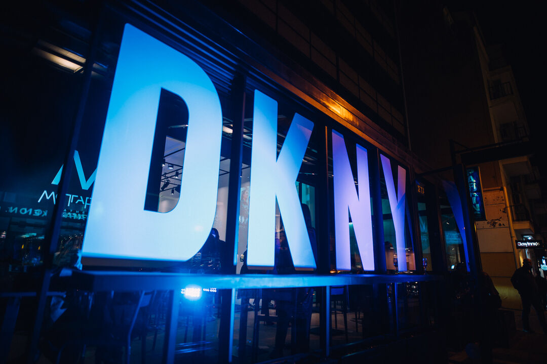 Φαντασμαγορικό fashion event του νεοϋορκέζικου brand DKNY, που ανανεώνεται και επανατοποθετείται!