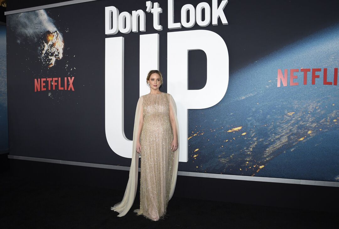 Η εγκυμονούσα Jennifer Lawrence με το απόλυτο χρυσό look στην πρεμιέρα του Dont Look Up