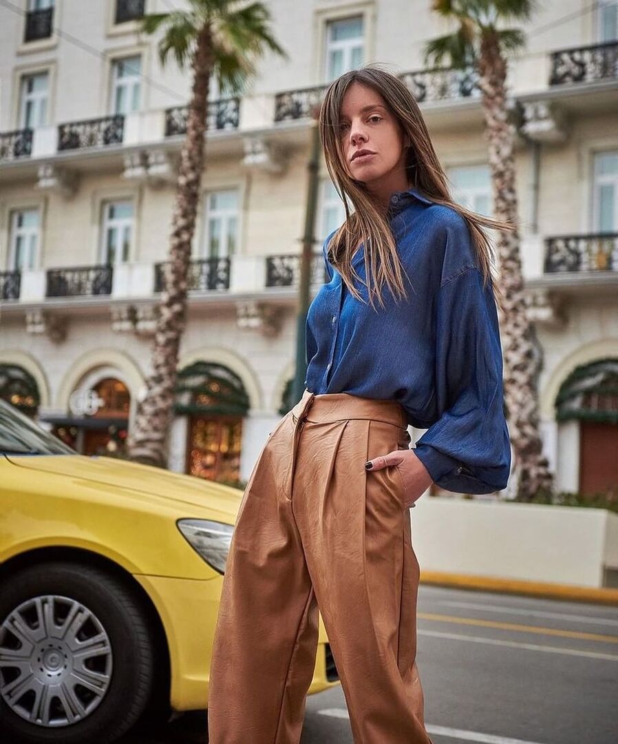 Η Αθηνά Οικονομάκου φόρεσε το faux leather παντελόνι που χρειαζόμαστε για τα casual looks μας