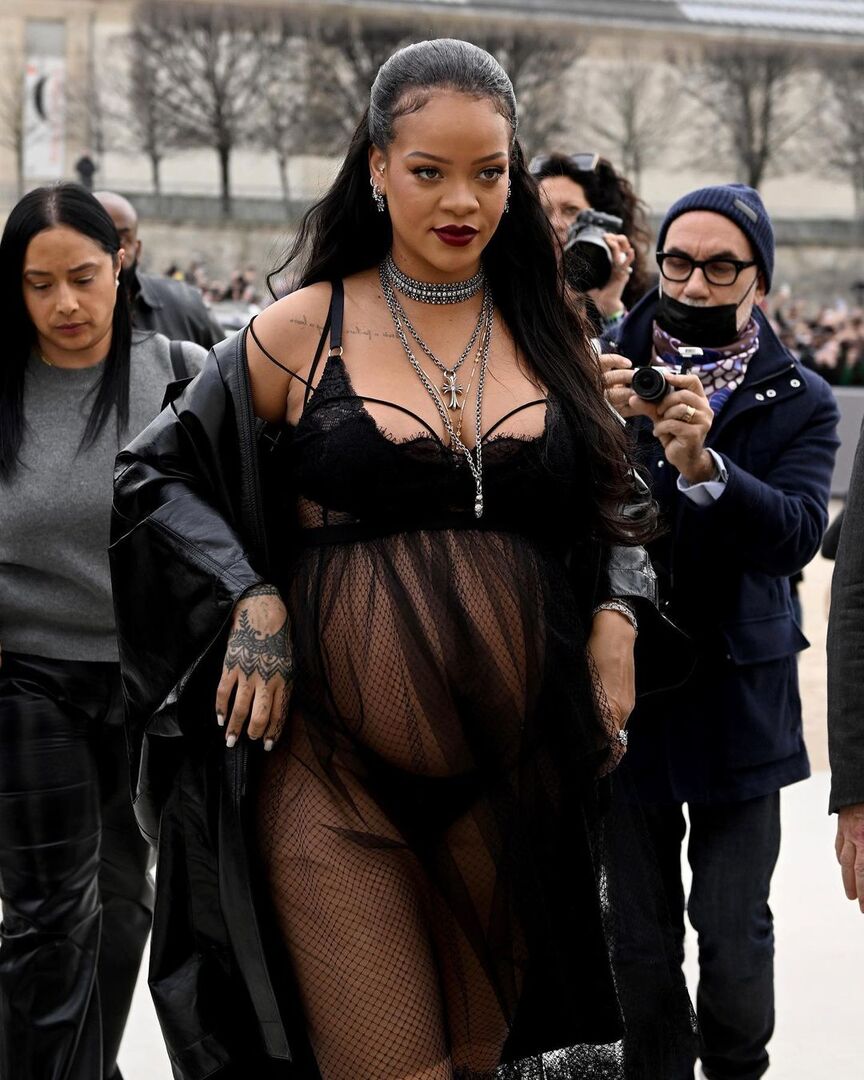 Η Rihanna παρακολούθησε το show του Dior με ένα pregnancy σύνολο που έκανε statement
