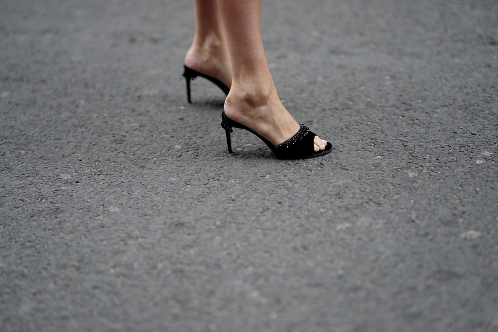 Sexy feet: Τα mules είναι τα παπούτσια που θα φορέσουμε και τη νέα σεζόν