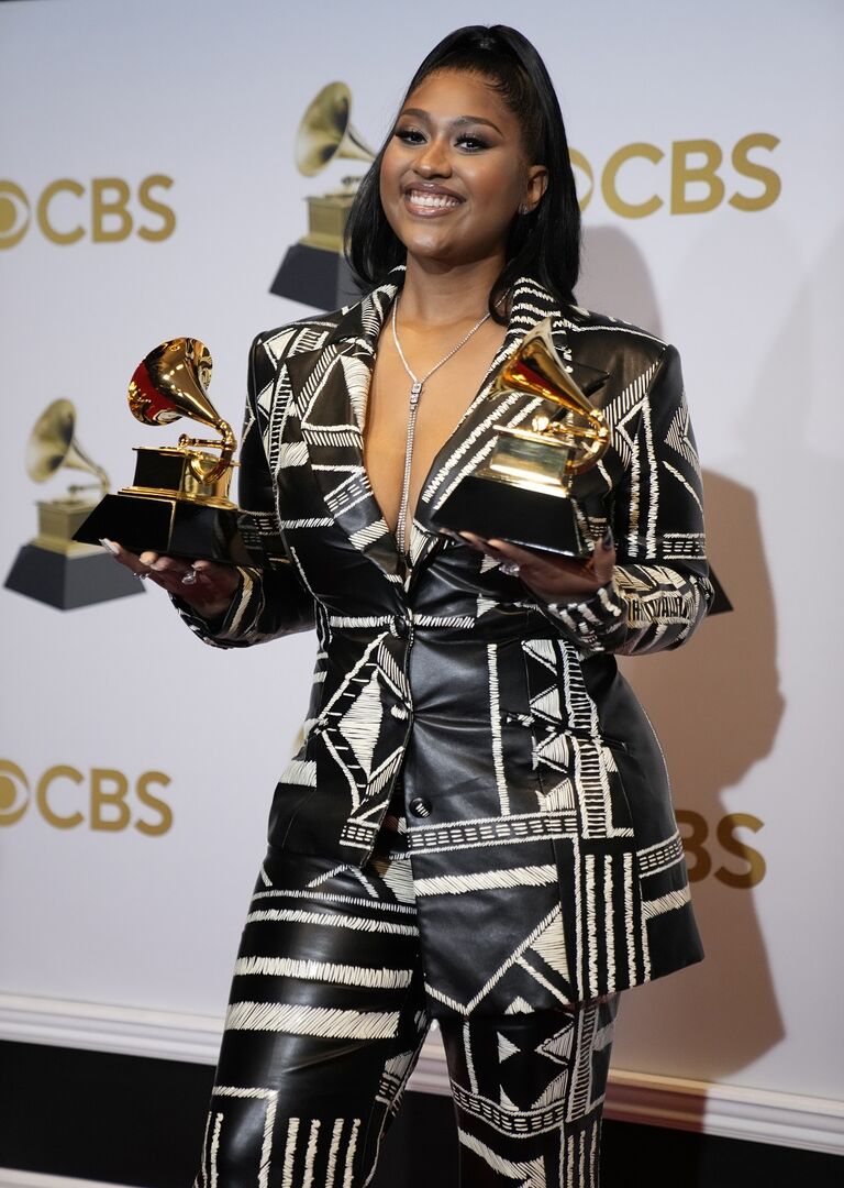 Grammy Awards 2022: Ολες οι statement εμφανίσεις από το κόκκινο χαλί